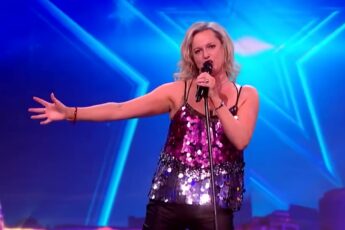 Dublin Singer Starts With a Gentle Streisand Ballad, Then Turns the Stage Into a Rock Show