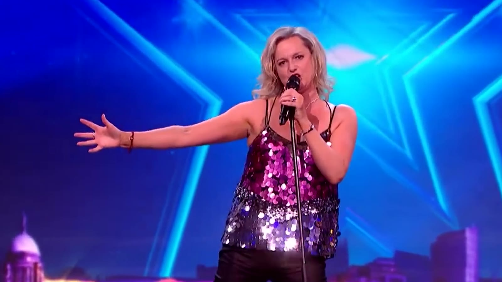 Dublin Singer Starts With a Gentle Streisand Ballad, Then Turns the Stage Into a Rock Show