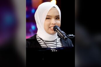 Putri Ariani singing at the piano